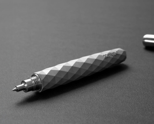 Penna roller Polygon 22 Studio in cemento grigio con punta in acciaio.