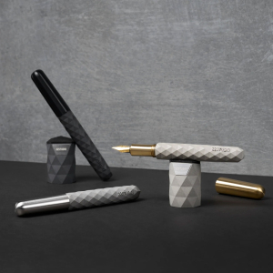 Stilografica 22 Studio Polygon Series nei colori Concrete Gray, Midnight, Dune, Blossom Pink e Celeste.