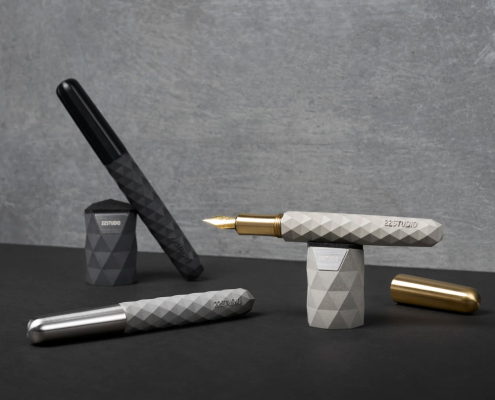 Stilografica 22 Studio Polygon Series nei colori Concrete Gray, Midnight, Dune, Blossom Pink e Celeste.