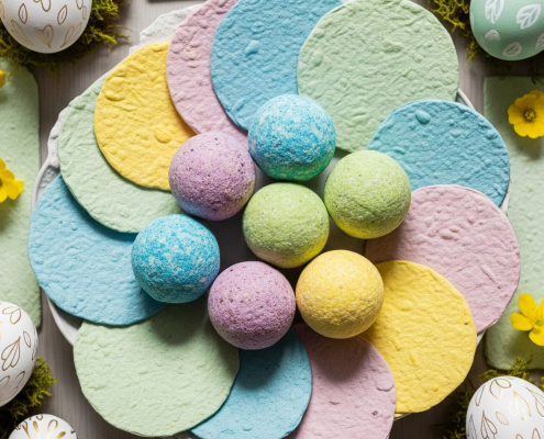 Gadget pasquali ecosostenibili B2B. Composizione di Seedbomb e Seedpaper personalizzati per auguri di Pasqua aziendali.