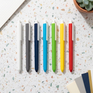 Penne Delta Italian Luma personalizzate disposte a raggiera su una scrivania moderna.