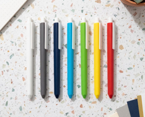 Penne Delta Italian Luma personalizzate disposte a raggiera su una scrivania moderna.