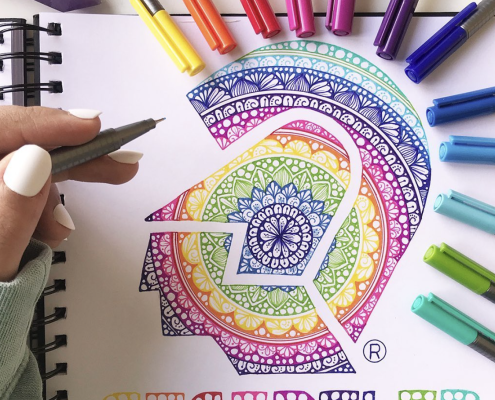 Scatto emozionale di una mano che colora un disegno vivido con matite Staedtler, evidenziando la qualità del tratto.